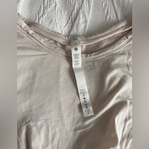 Lululemon Crescent T-shirt - Picture 2 of 3